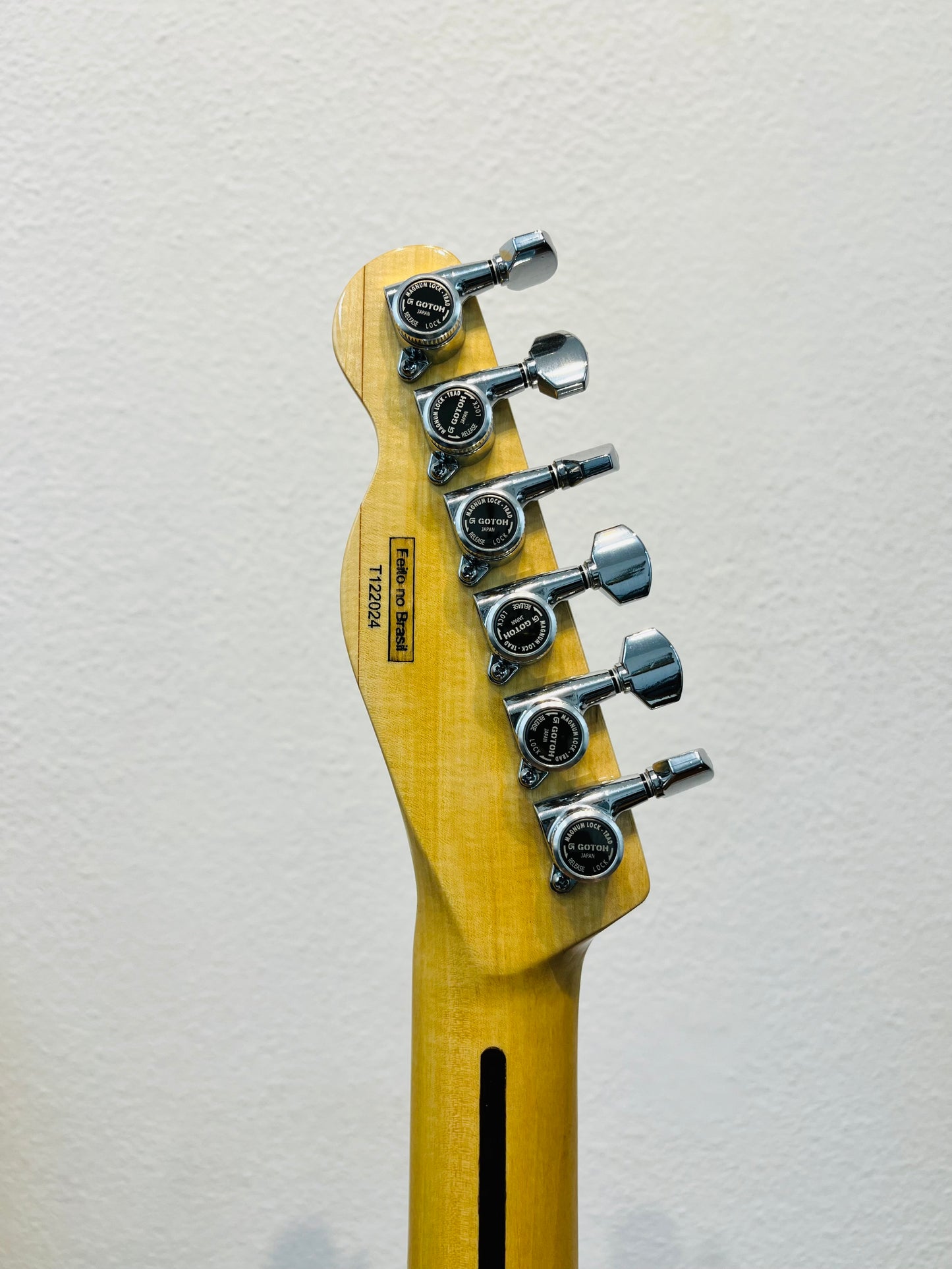 Guitarra Tele SS Nitro Translucent Butterscotch String Through Inox Pinheiro Guitars